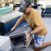Marche modulaire LinQ BRP installée sur un ponton Sea-Doo Switch avec surface antidérapante et rangement intégré