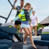 Marche modulaire LinQ BRP installée sur un ponton Sea-Doo Switch avec surface antidérapante et rangement intégré